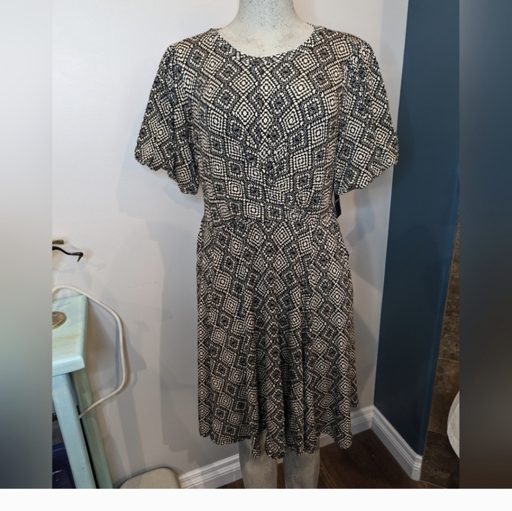 New Torrid Bike Shorts Black ditzy tribal print 9 Inch Size 1x or 2x - Picture 11 of 11
